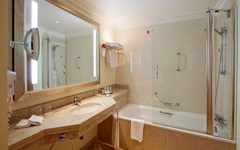 marriott praia d'el rey bath room