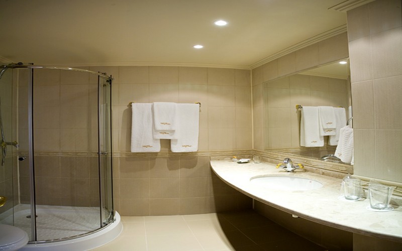 hotel mistral golf holidays bathroom