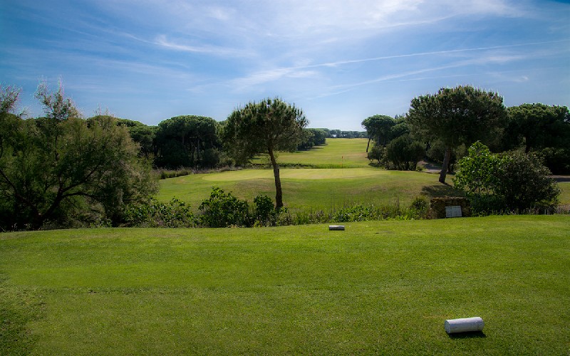 nuevo portil course white tee