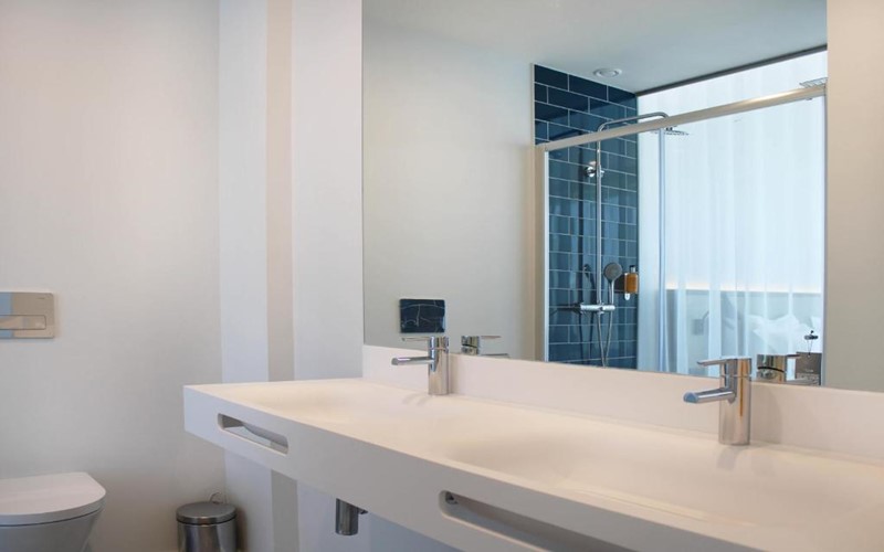 AP Cabanas Hotel bathroom